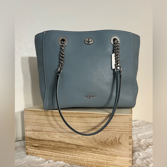 Gorgeous Coach NWOT Pebble Leather Turnlock Chain Strap Tote. Zipper closure. - Picture 2 of 7